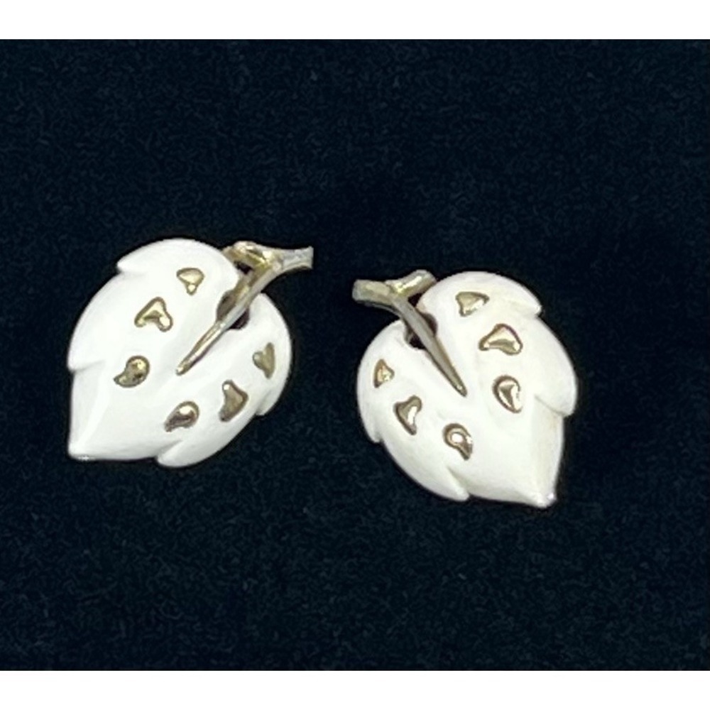 Vintage 1970s Sarah Coventry White Enamel Leaf Clip On Earrings Gold Tone 1.75"